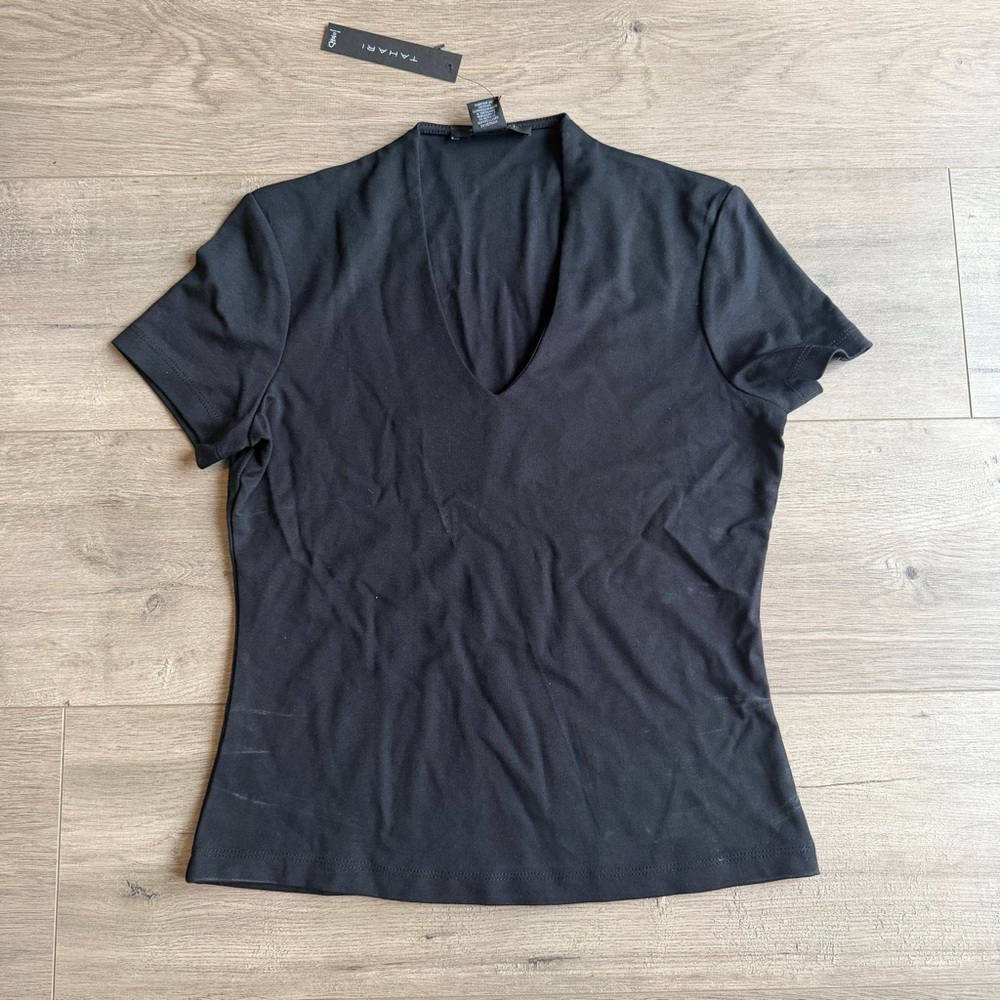 NWT Tahiri basic black v-neck t-shirt - size XS